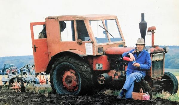 Veterantraktor - Allis-Chalmers - U. Ca 1940. Fotogen. 6 v. Startar med 12 v. Åseda trähytt. Helt or...